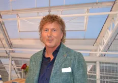 Marcel Schulte of Holland Gaas.Holland Gaas has developed various stainless steel guiding systems for different greenhouse types and (weather) conditions: https://www.hortidaily.com/article/9109673/guiding-systems-for-every-type-of-window-and-greenhouse/